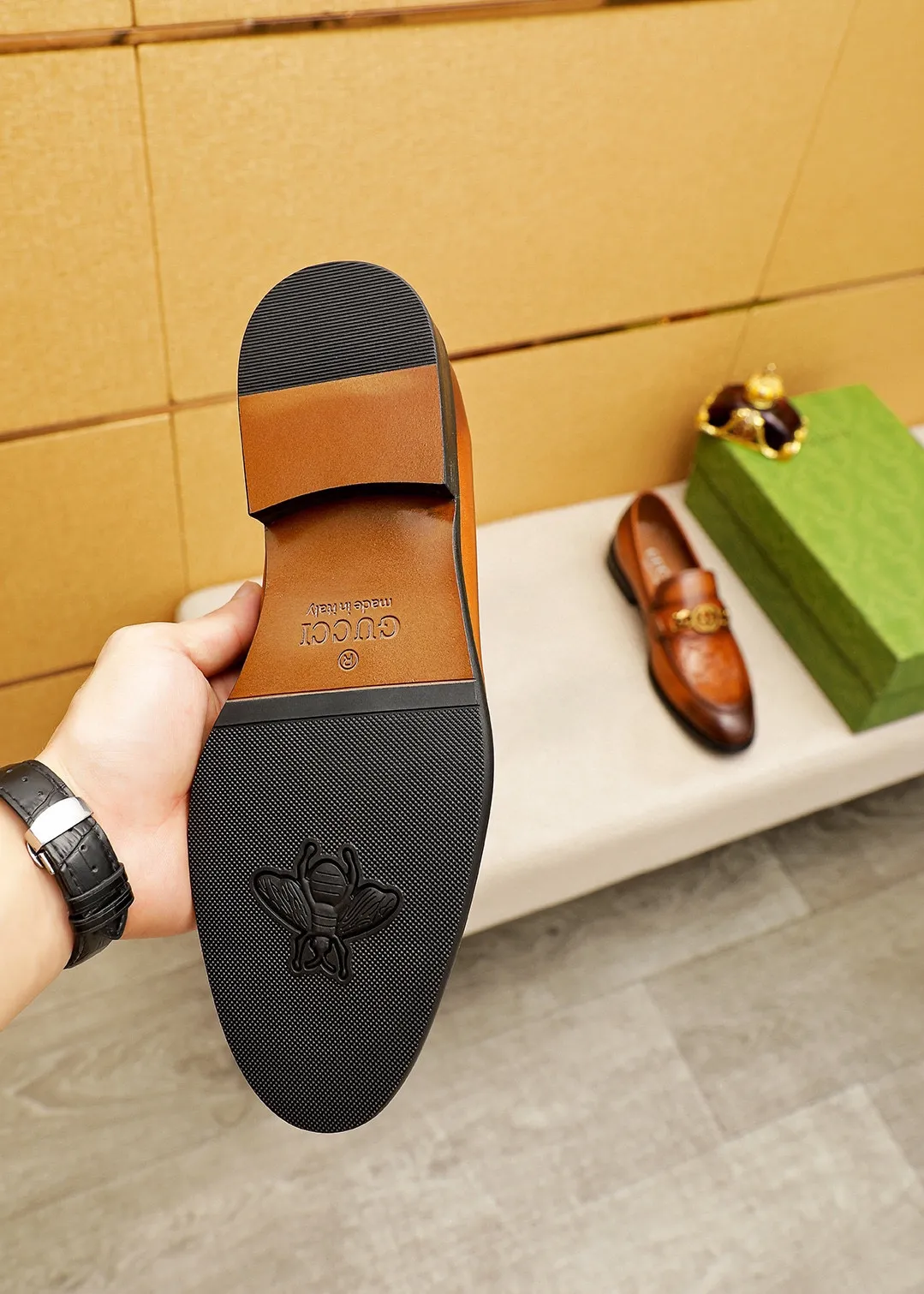 Men's shoes 💰400 💐 Product trademark: GUCCI "Gucci" casual leather shoes Regular size: 39-44 (38.45.46🉑️Customized) Product materials: Selected imported first-layer calfskin embossed upper + original hardware buckle, imported 🐑 sheepskin lining. Strong three-dimensional visual effect, combined outsole Color: 2⃣️colors available